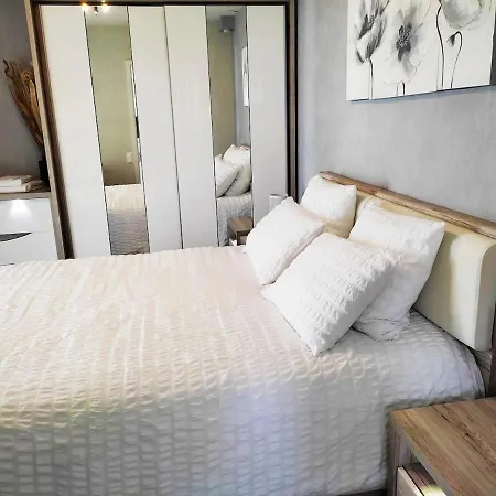 Lozen Avec Piscine Privee Interieure アパート *